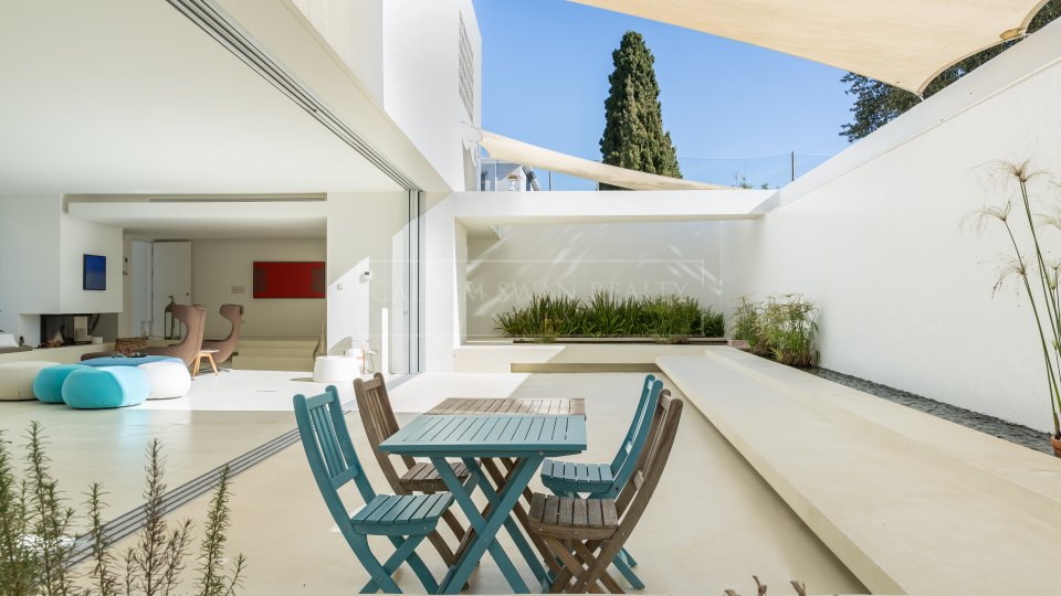 San Pedro de Alcantara, Villa familiar en primera línea de golf en venta en Guadalmina Alta