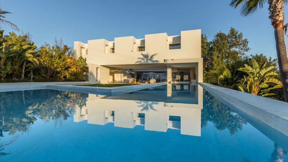 San Pedro de Alcantara, Villa familiar en primera línea de golf en venta en Guadalmina Alta