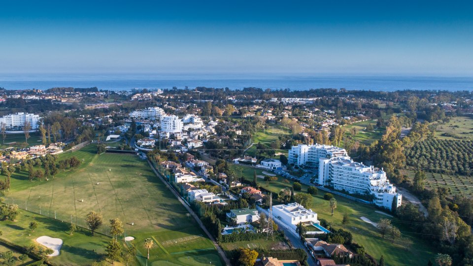 San Pedro de Alcantara, Villa familiar en primera línea de golf en venta en Guadalmina Alta