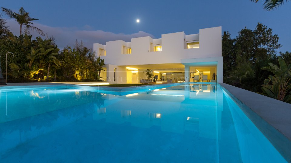 San Pedro de Alcantara, Villa familiar en primera línea de golf en venta en Guadalmina Alta
