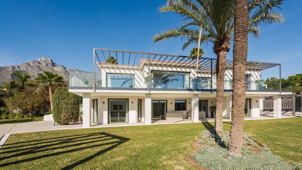 Marbella Golden Mile, Contemporary luxury villa for sale in Nagüeles