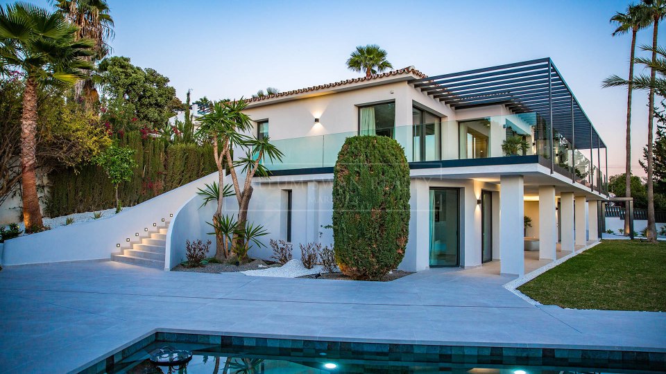 Marbella Golden Mile, Contemporary luxury villa for sale in Nagüeles