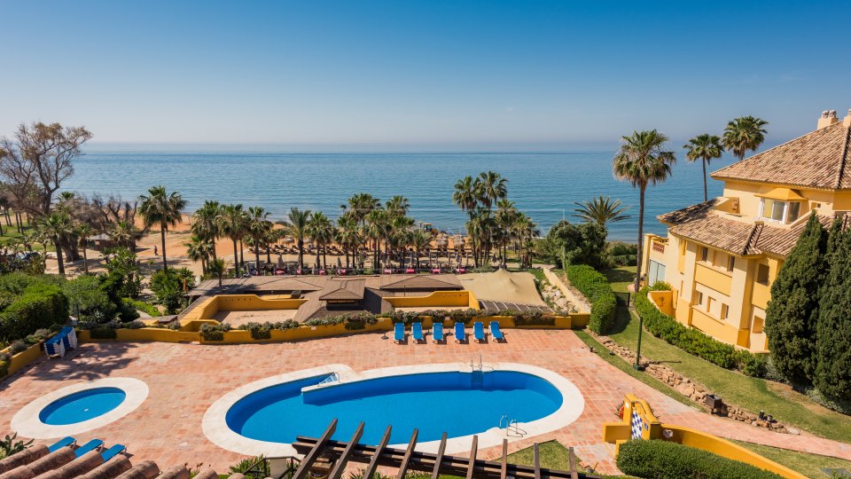 Marbella East, Stunning luxury penthouse frontline beach in Marbella