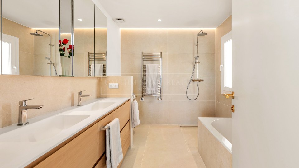 Marbella Golden Mile, Stunning luxury apartment in Ancon Sierra, Lomas de Marbella Club