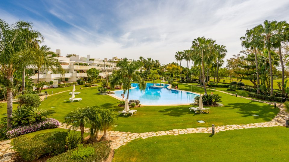 Nueva Andalucia, Ground floor apartment frontline to the Royal Las Brisas Golf Course