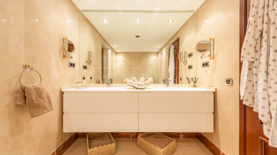 Estepona, Duplex penthouse in a beachfront complex on the New Golden Mile