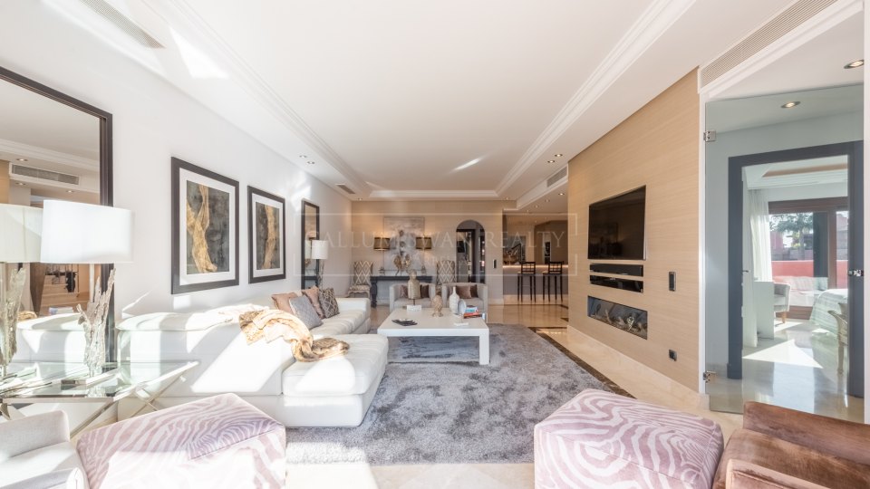 Estepona, Duplex penthouse in a beachfront complex on the New Golden Mile