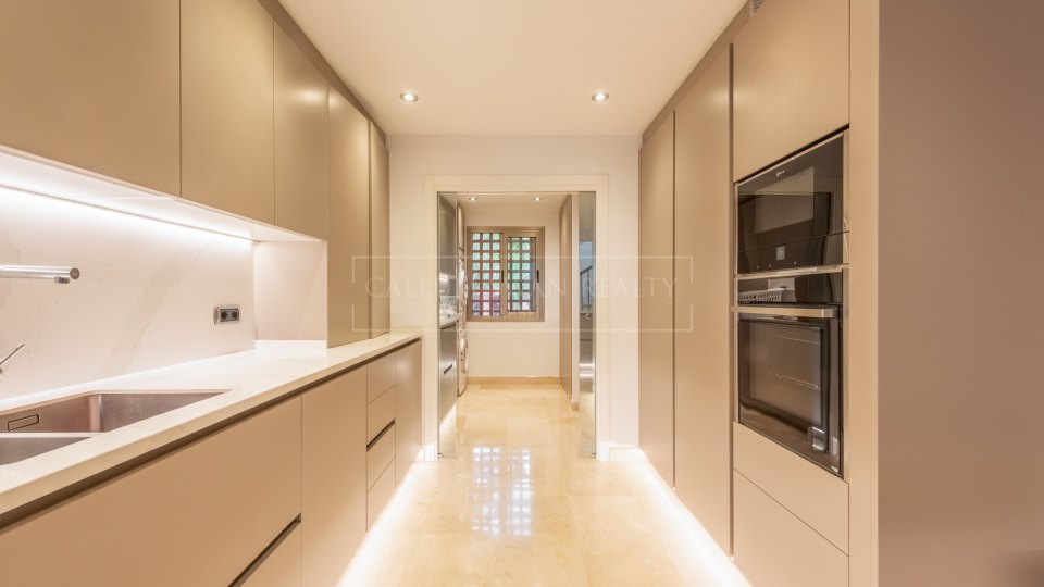 Estepona, Duplex penthouse in a beachfront complex on the New Golden Mile