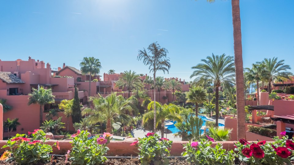 Estepona, Duplex penthouse in a beachfront complex on the New Golden Mile