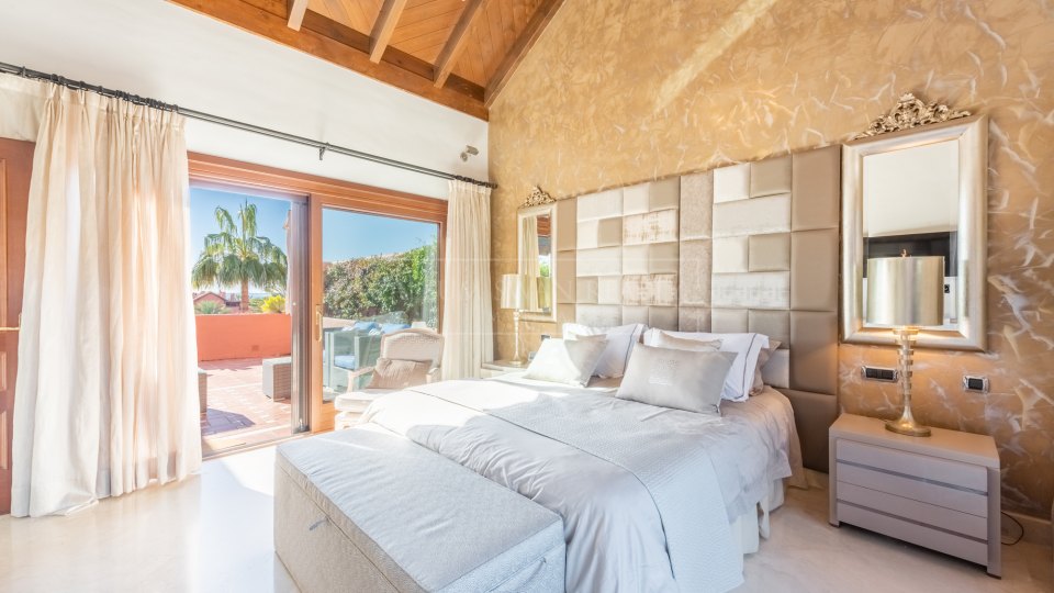 Estepona, Duplex penthouse in a beachfront complex on the New Golden Mile