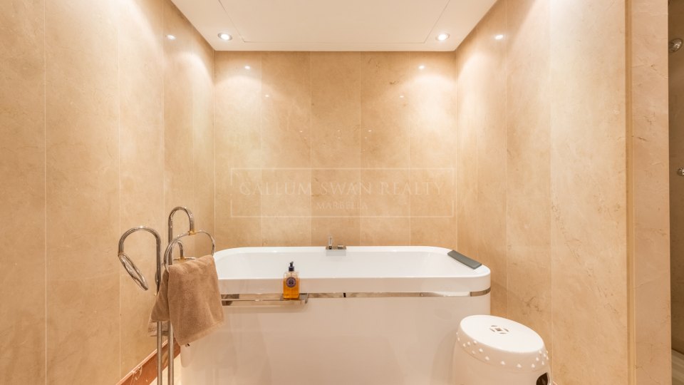 Estepona, Duplex penthouse in a beachfront complex on the New Golden Mile