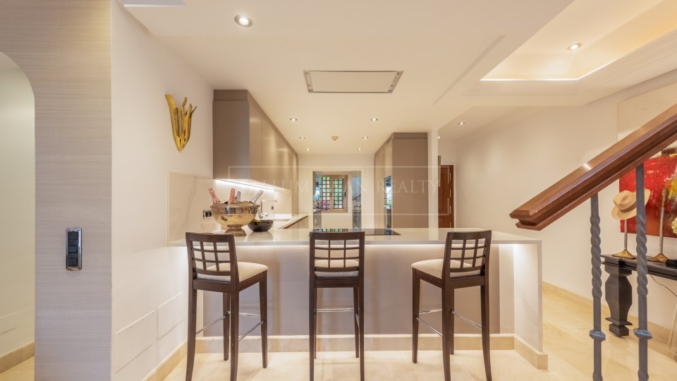 Estepona, Duplex penthouse in a beachfront complex on the New Golden Mile