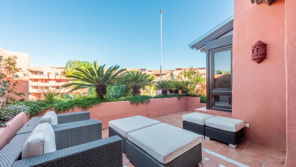 Estepona, Duplex penthouse in a beachfront complex on the New Golden Mile