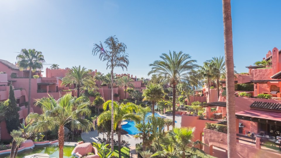 Estepona, Duplex penthouse in a beachfront complex on the New Golden Mile