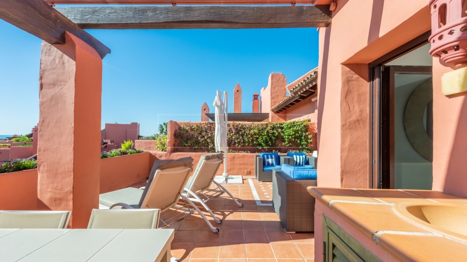 Estepona, Duplex penthouse in a beachfront complex on the New Golden Mile