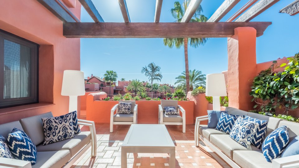 Estepona, Duplex penthouse in a beachfront complex on the New Golden Mile