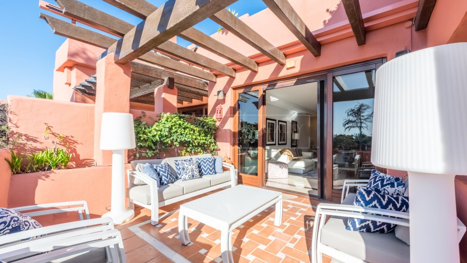 Estepona, Duplex penthouse in a beachfront complex on the New Golden Mile