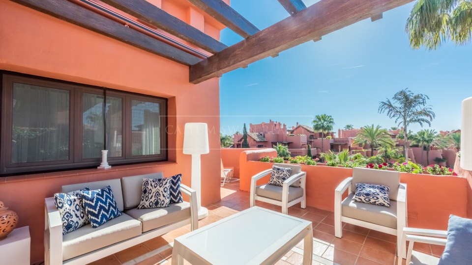 Estepona, Duplex penthouse in a beachfront complex on the New Golden Mile