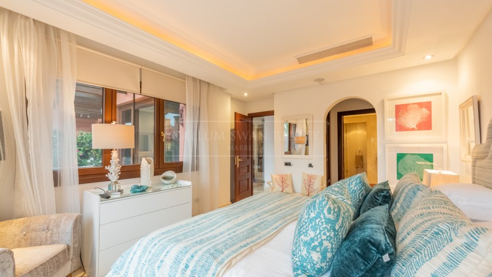 Estepona, Duplex penthouse in a beachfront complex on the New Golden Mile