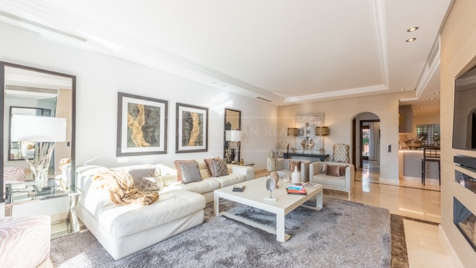Estepona, Duplex penthouse in a beachfront complex on the New Golden Mile