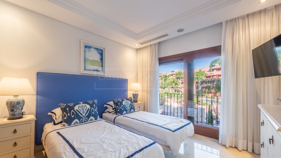 Estepona, Duplex penthouse in a beachfront complex on the New Golden Mile