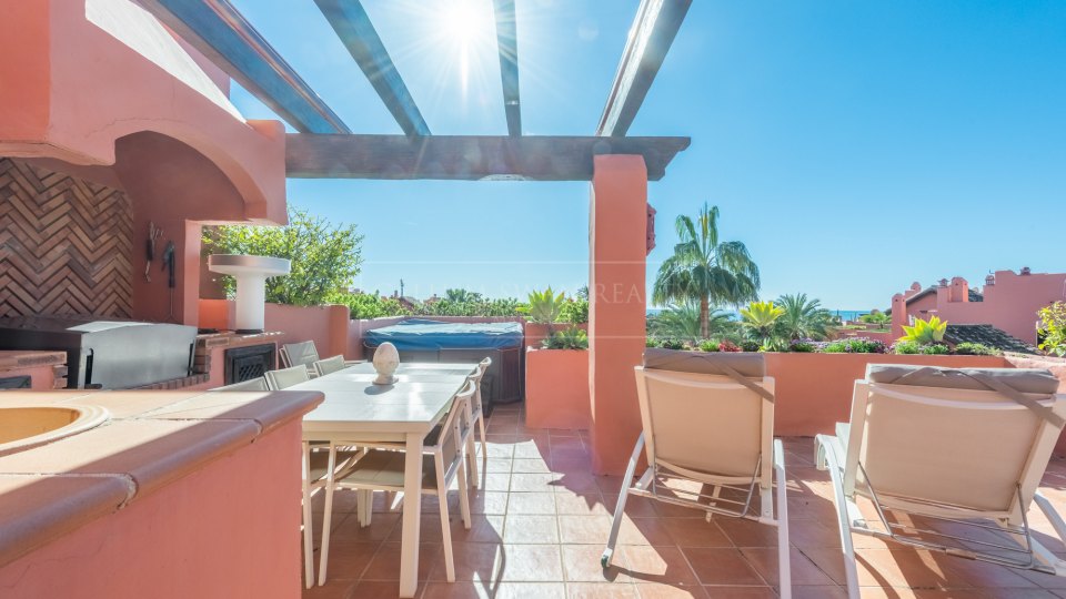 Estepona, Duplex penthouse in a beachfront complex on the New Golden Mile
