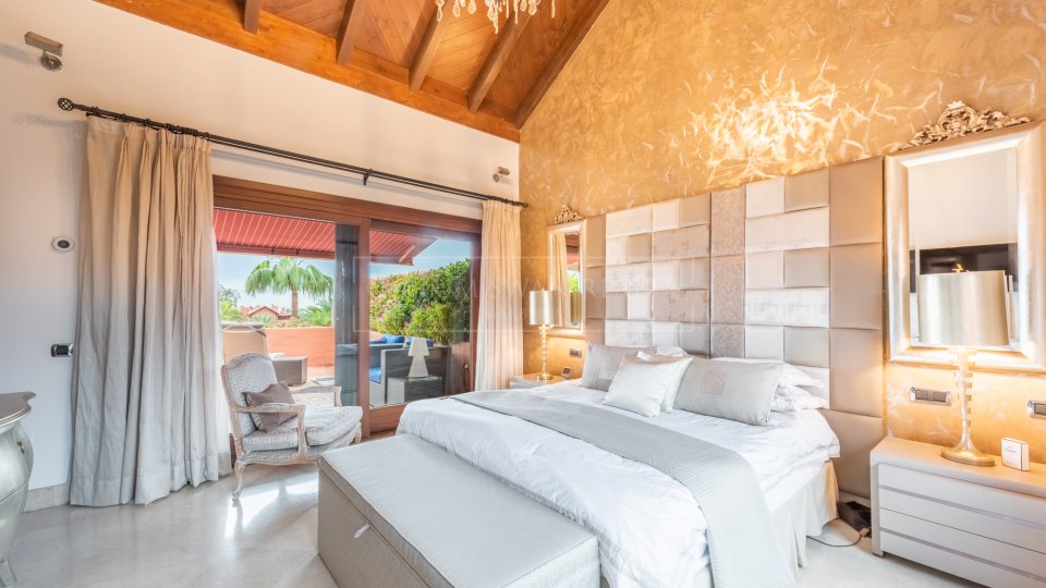 Estepona, Duplex penthouse in a beachfront complex on the New Golden Mile