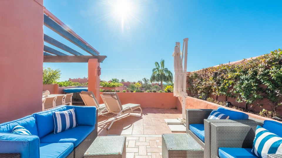 Estepona, Duplex penthouse in a beachfront complex on the New Golden Mile