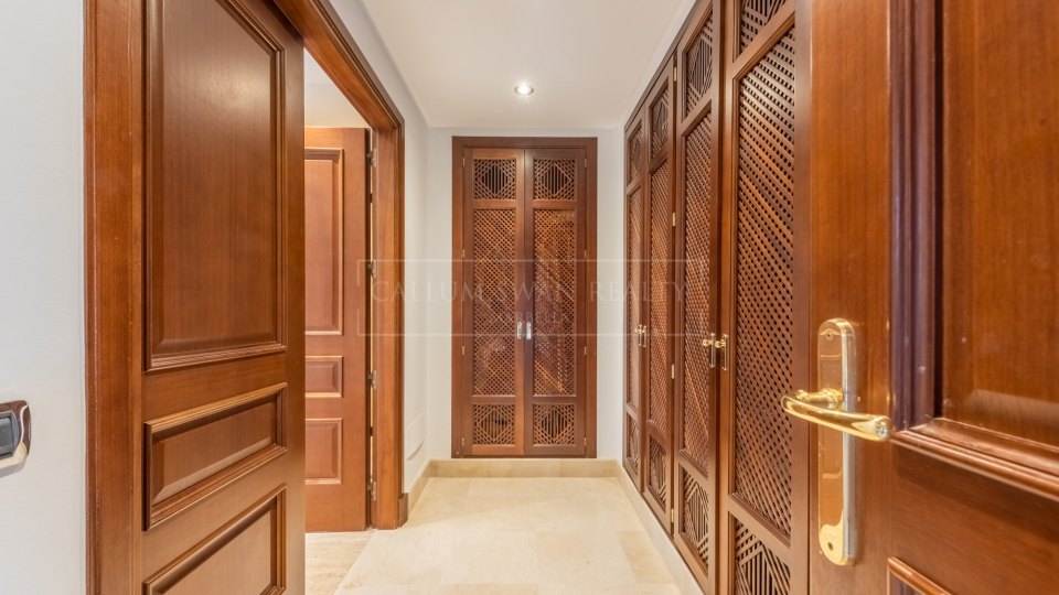 Estepona, Duplex penthouse in a beachfront complex on the New Golden Mile