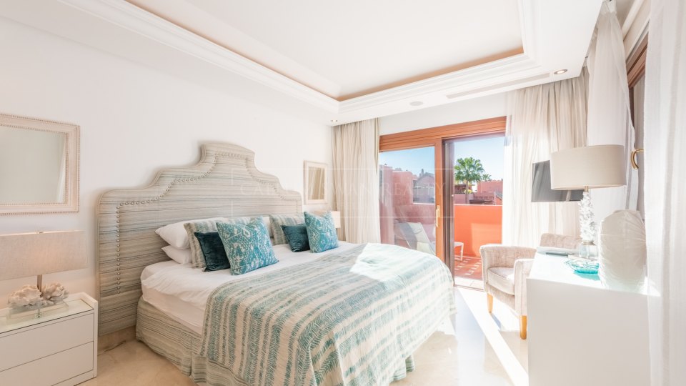 Estepona, Duplex penthouse in a beachfront complex on the New Golden Mile