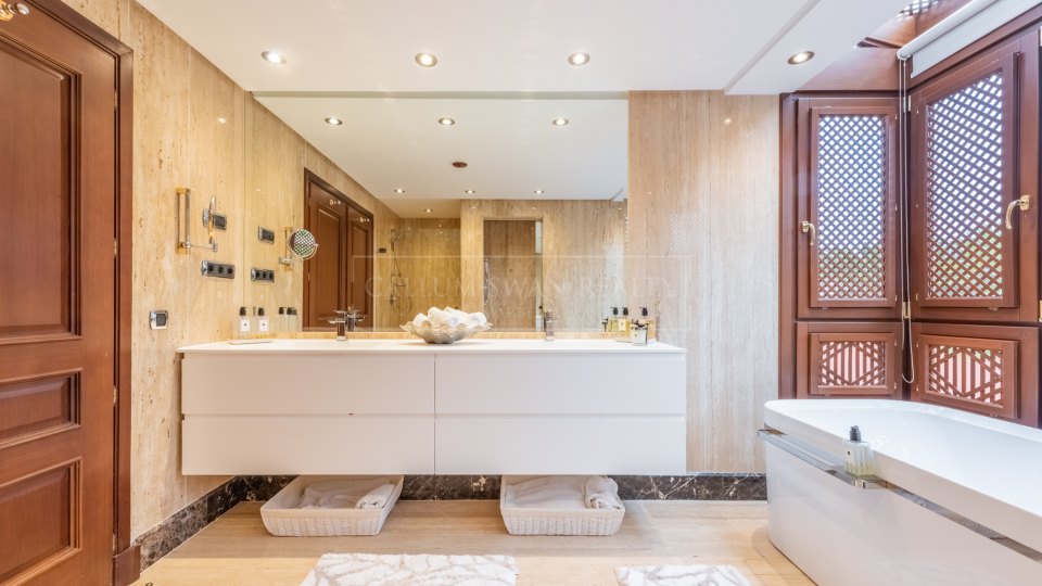 Estepona, Duplex penthouse in a beachfront complex on the New Golden Mile