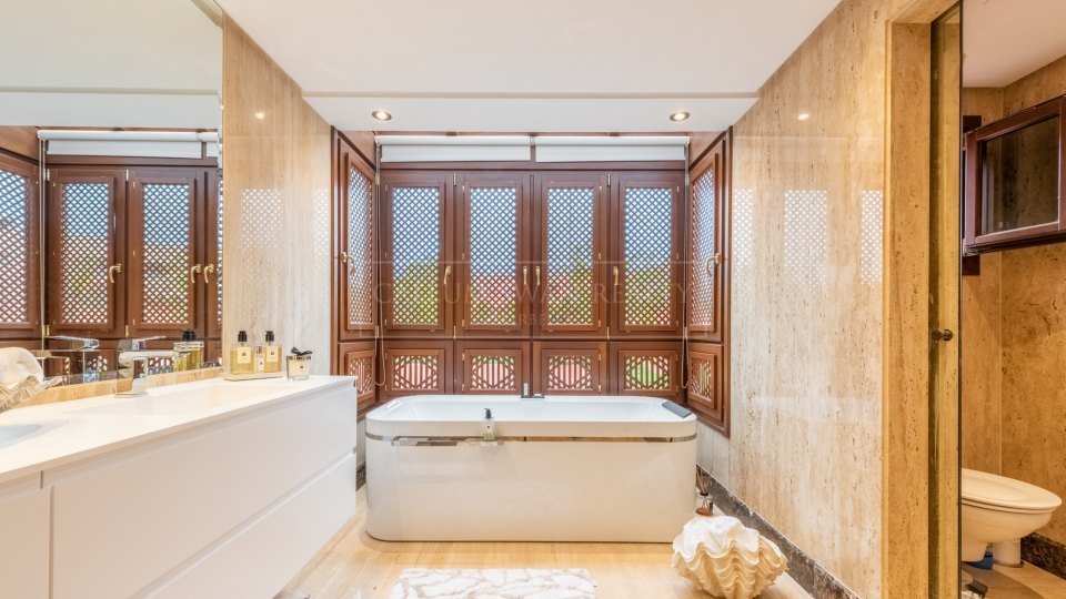 Estepona, Duplex penthouse in a beachfront complex on the New Golden Mile
