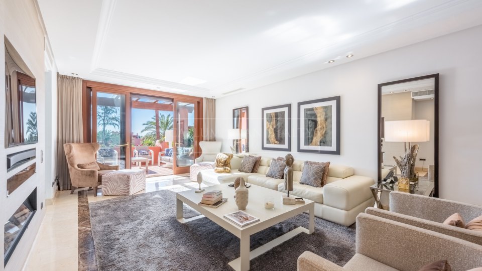 Estepona, Duplex penthouse in a beachfront complex on the New Golden Mile