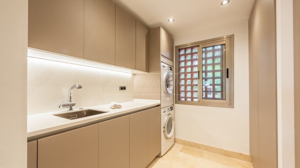 Estepona, Duplex penthouse in a beachfront complex on the New Golden Mile