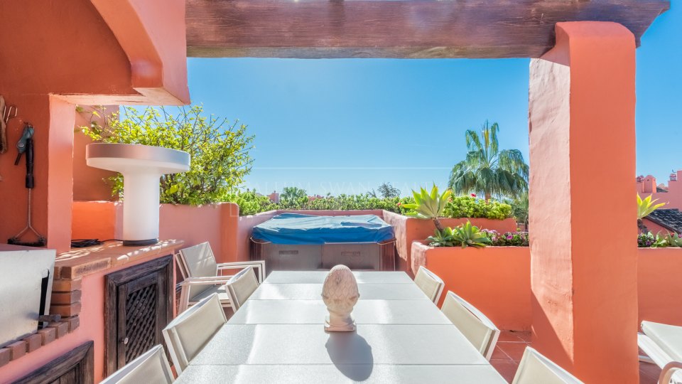 Estepona, Duplex penthouse in a beachfront complex on the New Golden Mile