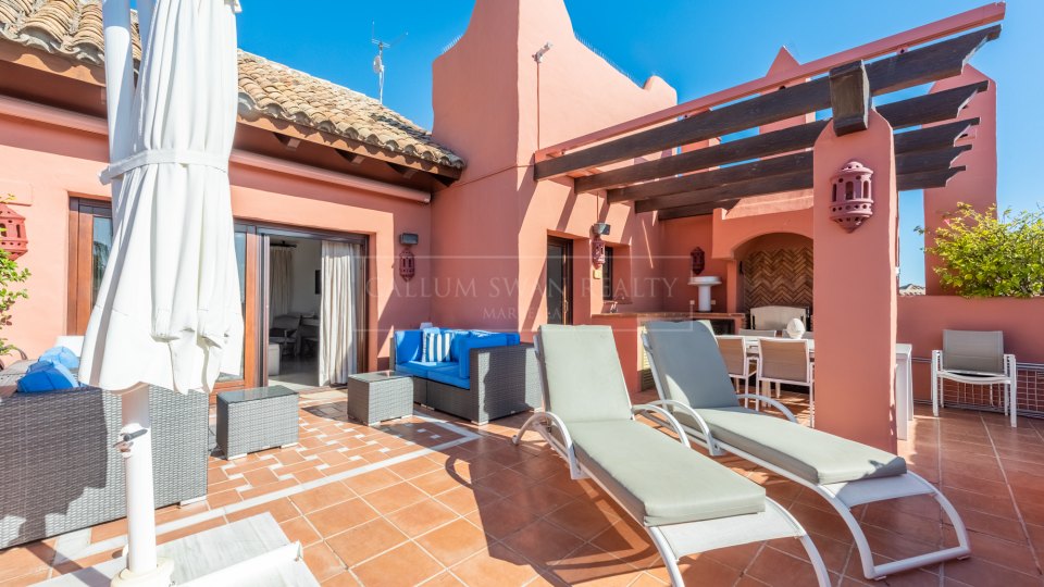 Estepona, Duplex penthouse in a beachfront complex on the New Golden Mile