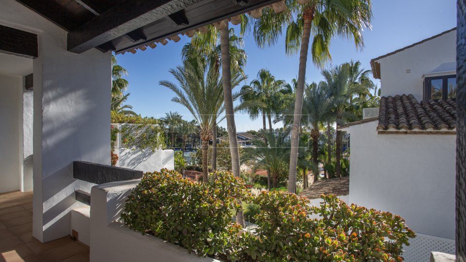Marbella Golden Mile, Lujoso Atico Duplex en venta en Marina Puente Romano, Marbella