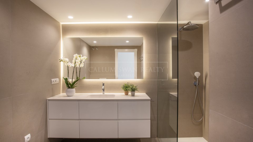 Marbella Golden Mile, Lujoso Atico Duplex en venta en Marina Puente Romano, Marbella