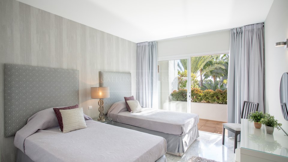Marbella Golden Mile, Lujoso Atico Duplex en venta en Marina Puente Romano, Marbella