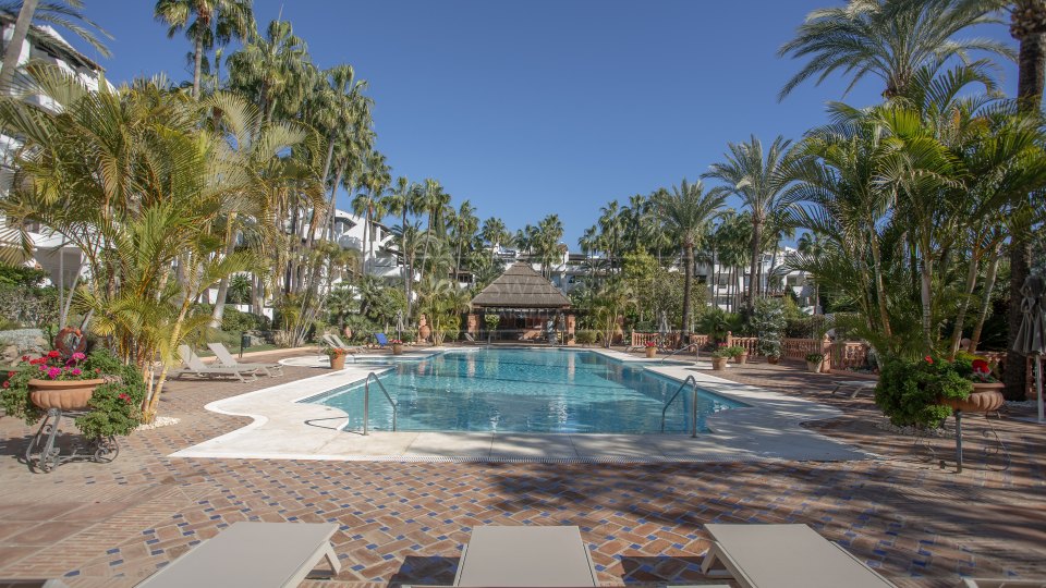 Marbella Golden Mile, Lujoso Atico Duplex en venta en Marina Puente Romano, Marbella