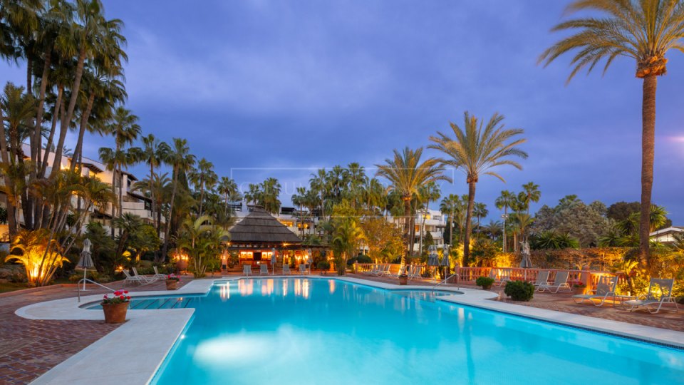 Marbella Golden Mile, Lujoso Atico Duplex en venta en Marina Puente Romano, Marbella