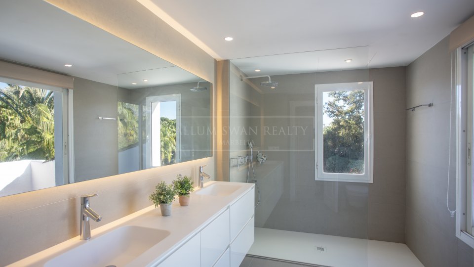 Marbella Golden Mile, Lujoso Atico Duplex en venta en Marina Puente Romano, Marbella