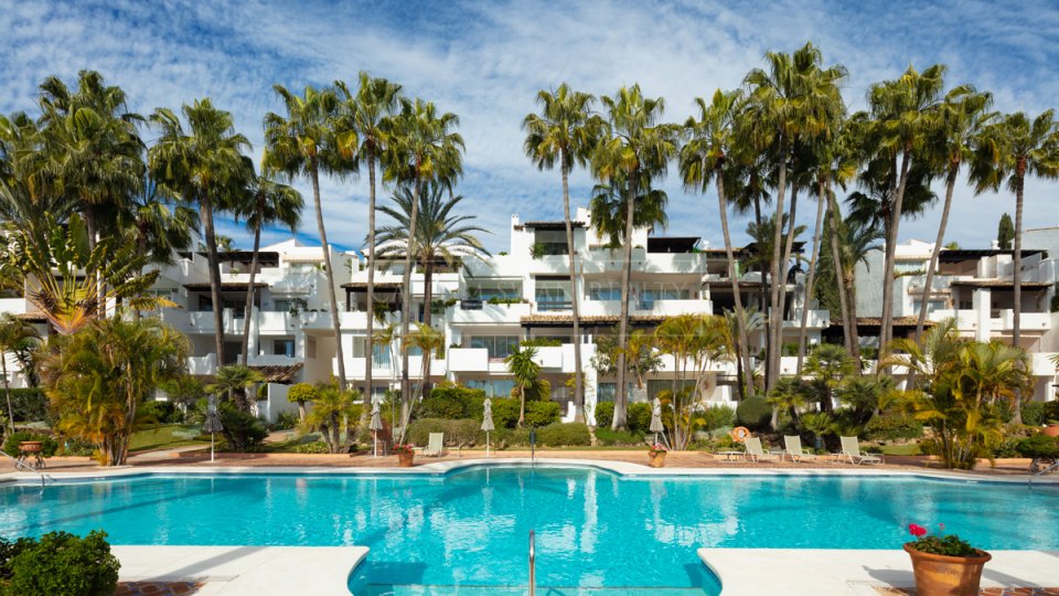 Marbella Golden Mile, Lujoso Atico Duplex en venta en Marina Puente Romano, Marbella