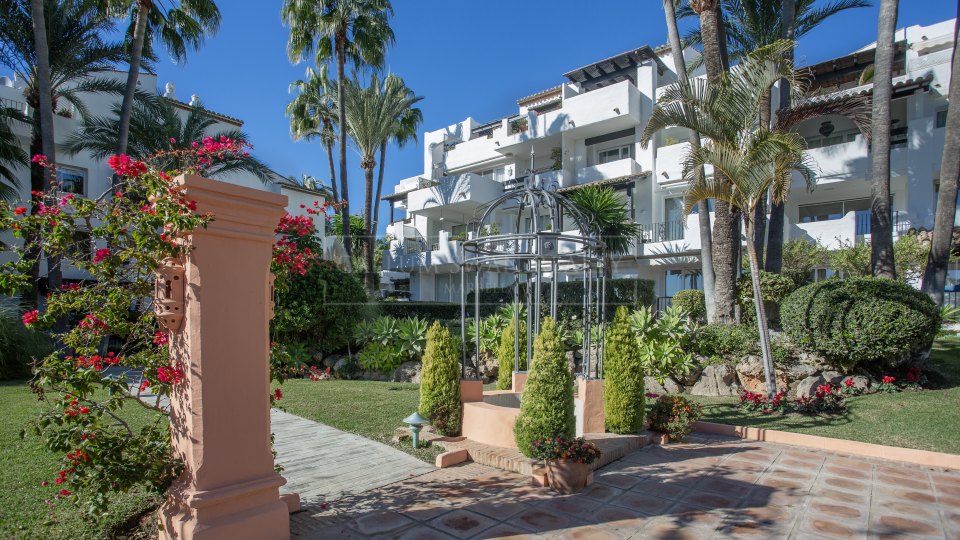 Marbella Golden Mile, Lujoso Atico Duplex en venta en Marina Puente Romano, Marbella