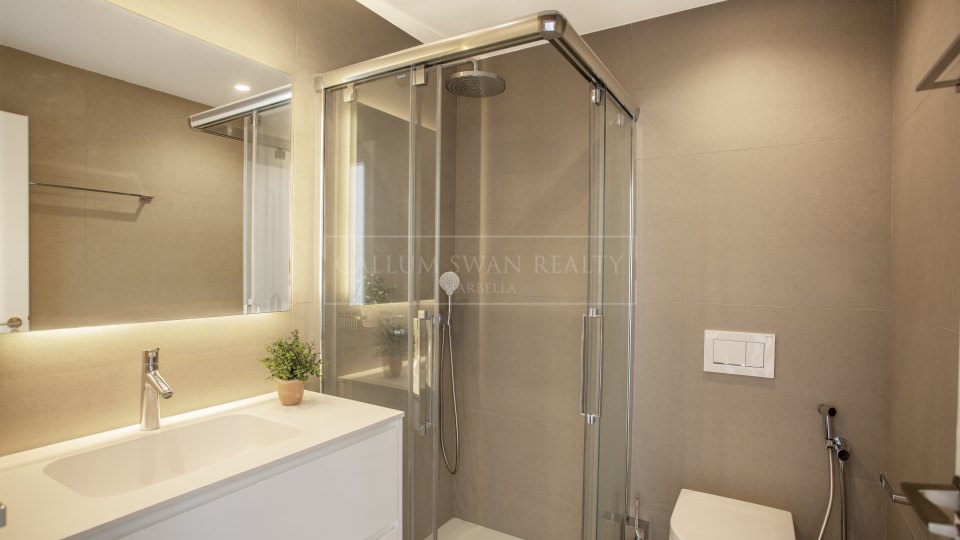 Marbella Golden Mile, Lujoso Atico Duplex en venta en Marina Puente Romano, Marbella