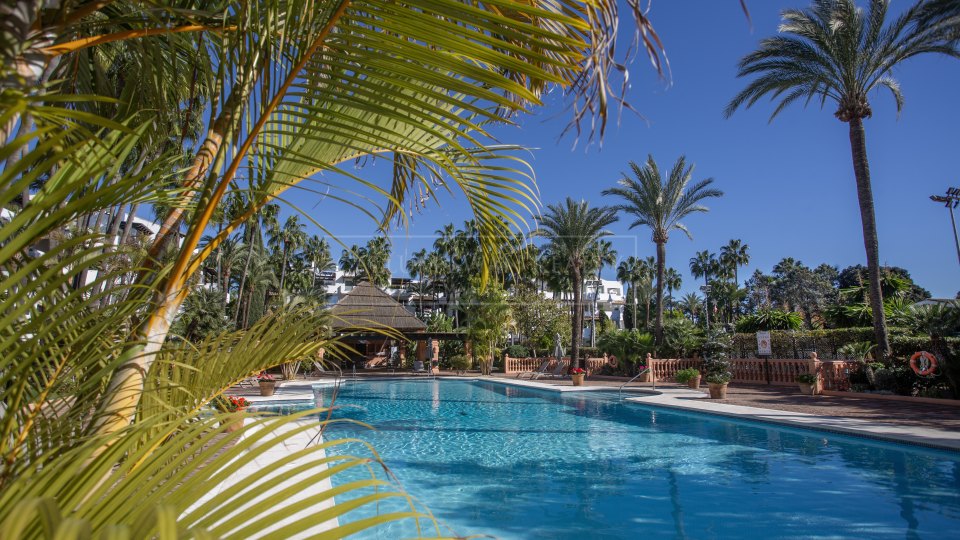 Marbella Golden Mile, Lujoso Atico Duplex en venta en Marina Puente Romano, Marbella