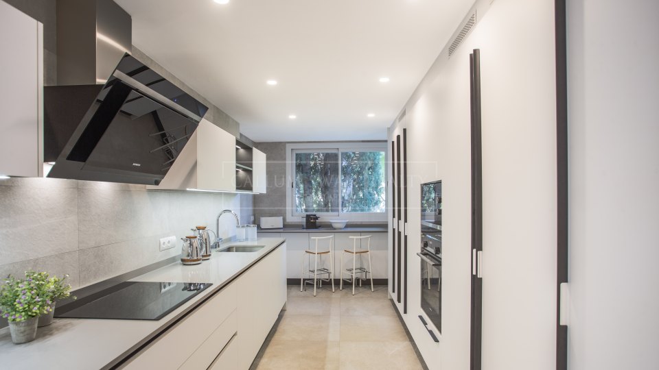 Marbella Golden Mile, Lujoso Atico Duplex en venta en Marina Puente Romano, Marbella