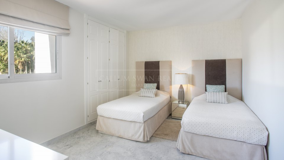 Marbella Golden Mile, Lujoso Atico Duplex en venta en Marina Puente Romano, Marbella