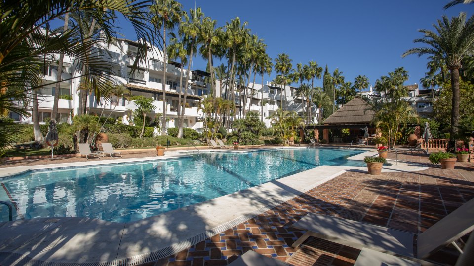 Marbella Golden Mile, Lujoso Atico Duplex en venta en Marina Puente Romano, Marbella