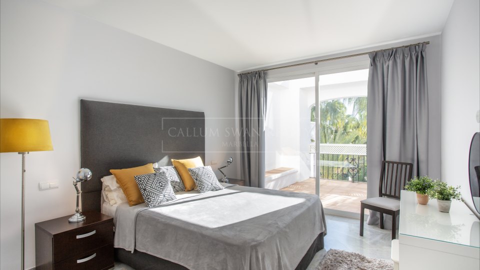 Marbella Golden Mile, Lujoso Atico Duplex en venta en Marina Puente Romano, Marbella